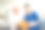 亚洲女性护理员在疗养院照顾老年男性。年轻的女治疗师医生坐在沙发上，读着快乐的书给年长成熟的男病人。医疗保险服务理念图片下载
