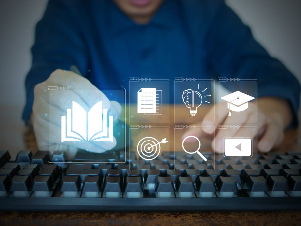 电子学习课程。一名男子在虚拟数字屏幕上参加在线课程。互联网课程和在线研讨会。科技教育理念图片下载