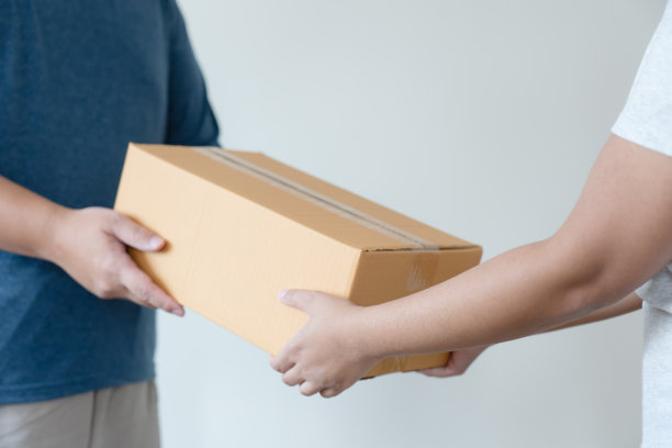 邮政服务将纸板箱发送给客户的海运服务图片下载