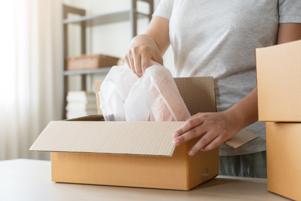 妇女准备包装产品在纸箱交付家庭业务图片下载