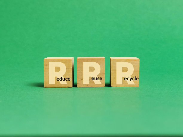 绿色背景下的木质立方体上的再利用，减少，回收的概念。图片下载