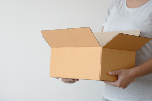 手拿拆包纸箱概念的包裹递送图片下载