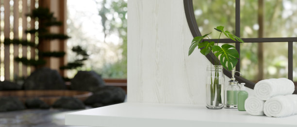 复制空间在白色桌面与毛巾，洗发水瓶和花瓶在美丽的温泉房图片下载