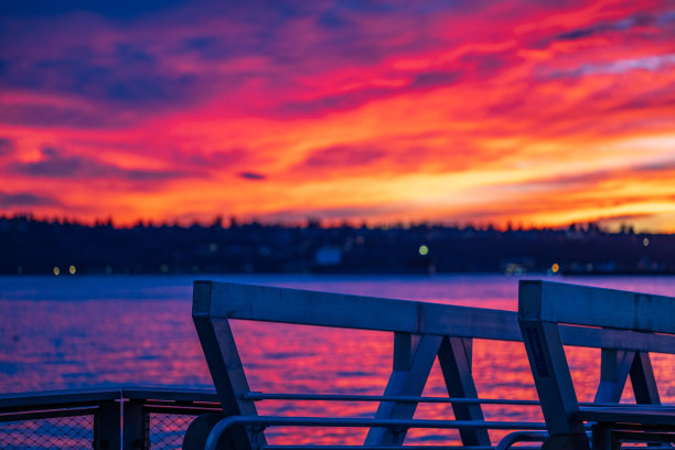 普吉特湾多云的冬季日落图片下载