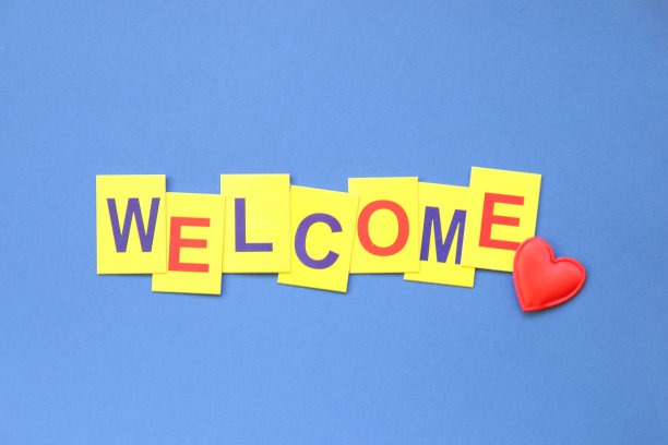 受欢迎的消息。黄字铭文。图片下载