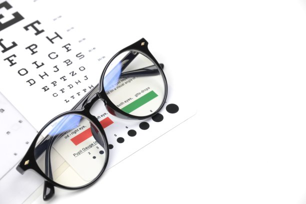 眼镜和图表放在白色的桌子上图片下载