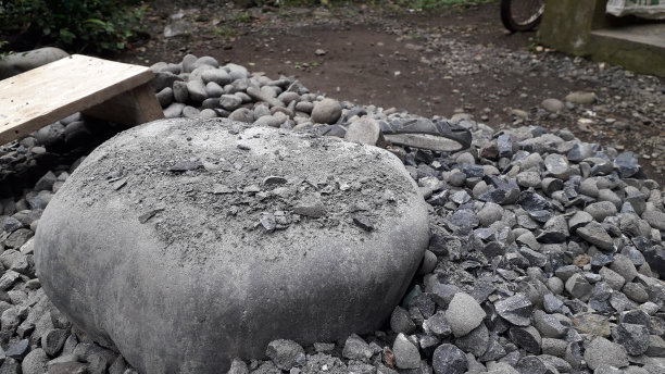 把大石头制成小石头作为建筑材料的过程图片下载