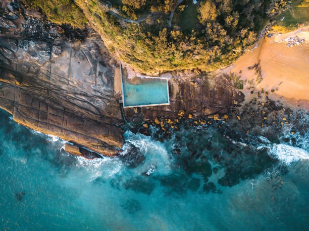 沙滩岩池潮汐池，供公众游泳休闲图片下载