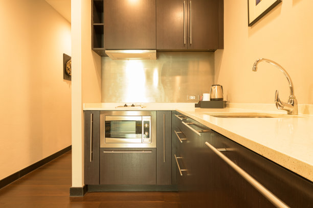 水龙头和水壶图片下载