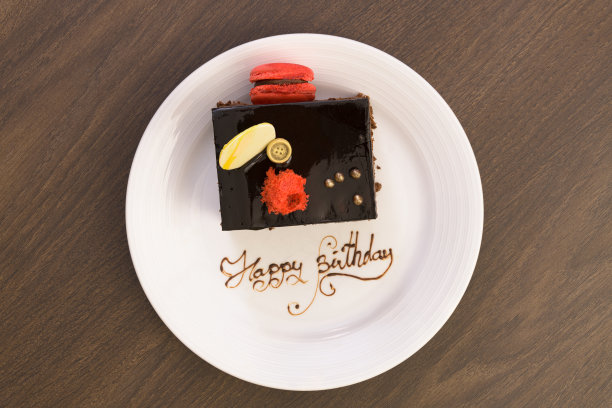 用马卡龙装饰的巧克力蛋糕图片下载