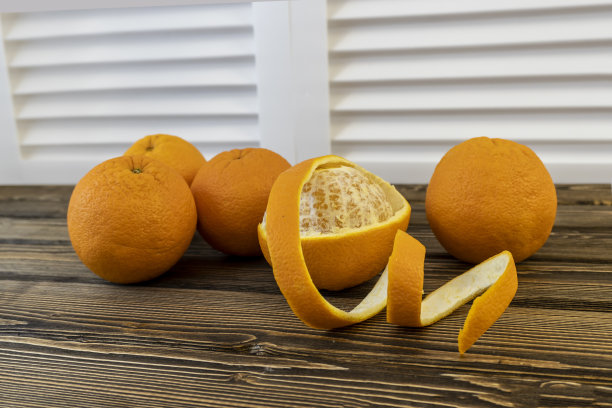 照片，扁平的橘子在木制的棕色背景图片下载