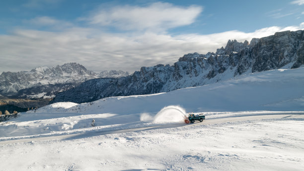扫雪机正在清理被雪覆盖的道路。无人机拍摄的绝美山景。图片下载