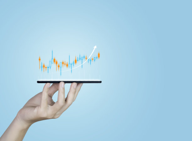 手拿智能手机显示图表，炒股分析股票，炒股交易。图片下载