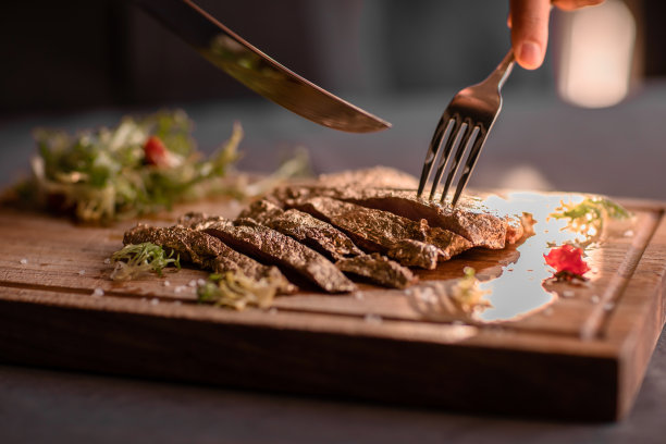 镀金的牛肉切好了。图片下载