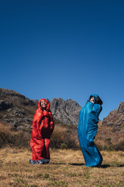 山里的女人穿着睡袋图片下载