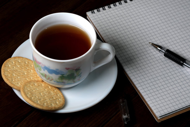 打开空白笔记本和一支笔图片下载