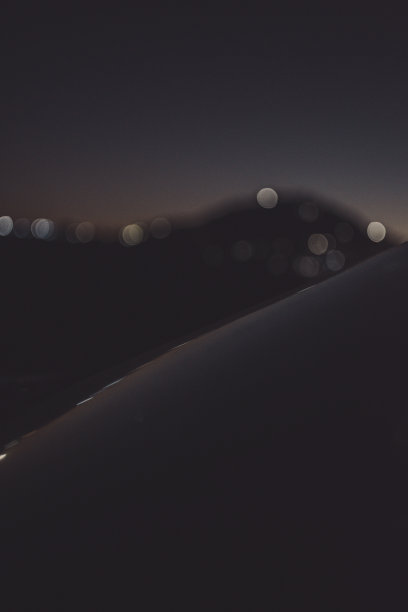 镜子在前景与模糊的光线散景图片下载