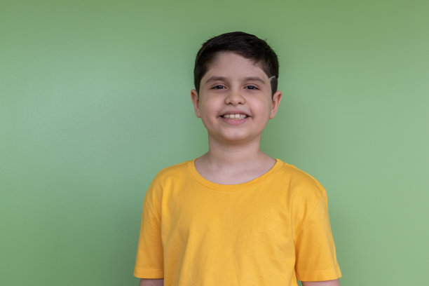 一个微笑的男孩的肖像。图片下载