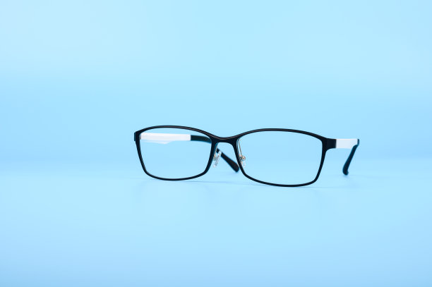时尚眼镜孤立在蓝色粉彩背景。图片下载