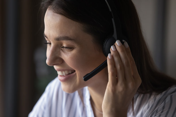 快乐的呼叫中心办公室员工戴着耳机和麦克风图片下载