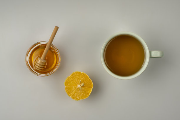 上一杯草本茶加柠檬和蜂蜜。图片下载