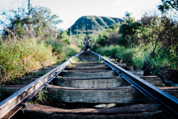 废弃铁轨上升的消失镜头图片下载