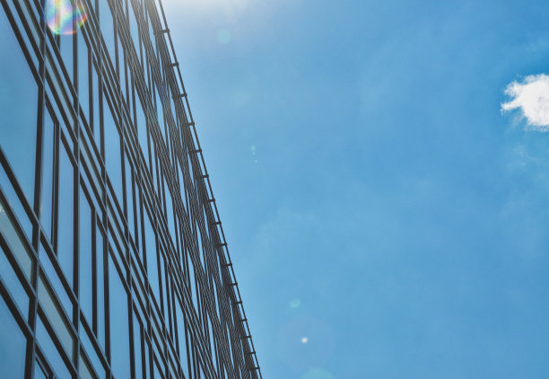 办公楼蓝色玻璃墙镜面反射图片下载