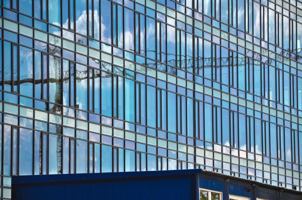 办公楼蓝色玻璃墙镜面反射图片下载
