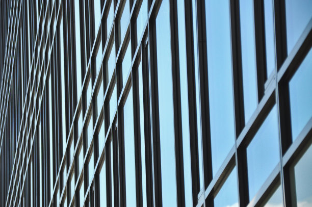 办公楼蓝色玻璃墙镜面反射图片下载