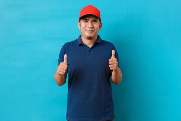 快乐的快递员竖起大拇指，微笑着推荐好的服务图片下载