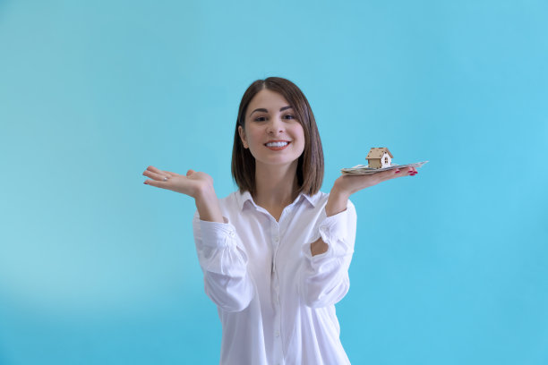 女人拿着小木屋和钱图片下载