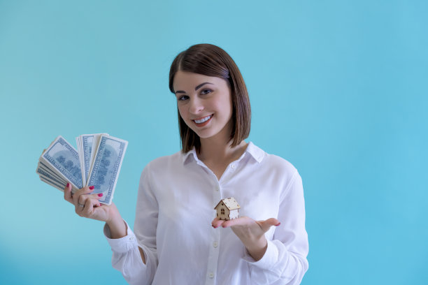 女人拿着小木屋和钱图片下载