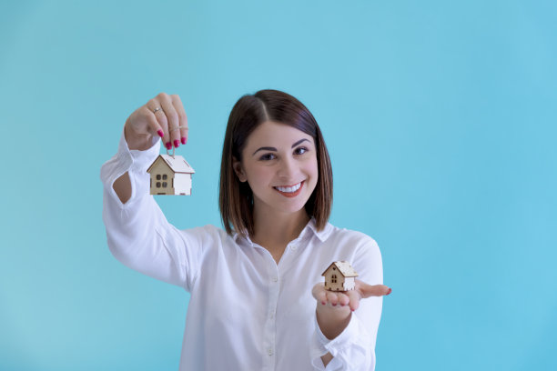 女人抱着小木屋图片下载