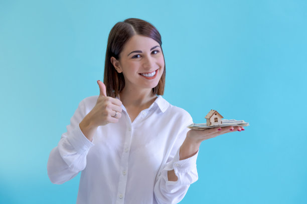 女人拿着小木屋和钱图片下载