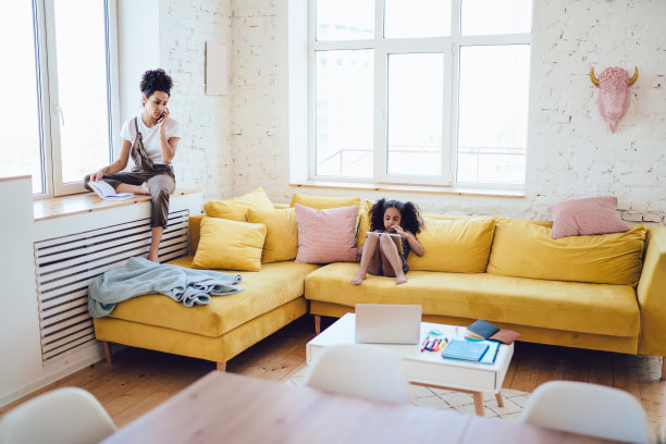 母亲和孩子在客厅玩电子产品图片下载