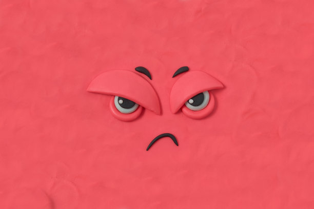 带着愤怒表情的丑陋怪物，粉红色橡皮泥手工制成的神奇生物。可怕的外星怪物的脸。三维作品图片下载