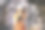 仓库经理站在设备上，用平板电脑进行货物物流。图片下载