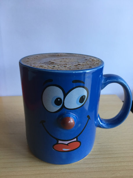 装在蓝色微笑瓶里的咖啡图片下载