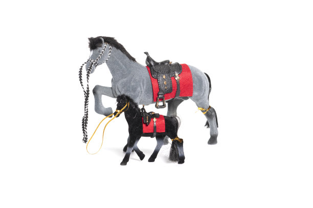 塑料马玩具与小马驹隔离在白色图片下载