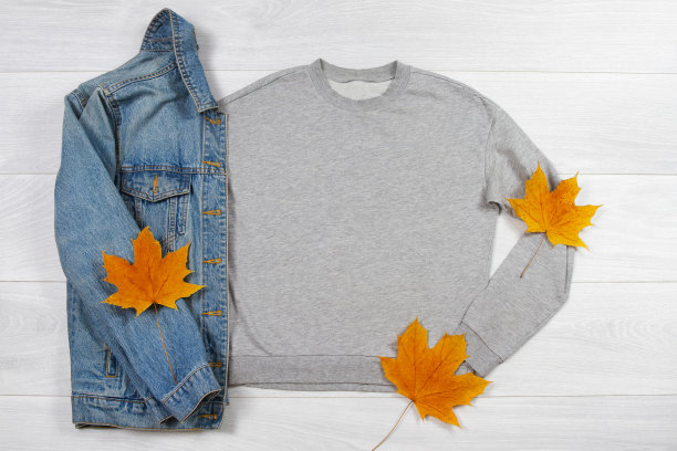 关闭灰色空白模板运动衫卫衣与复制空间。秋概念黄叶。顶部视图模型套头衫在白色木制背景。衬衫套装。平铺模板衣服。图片下载