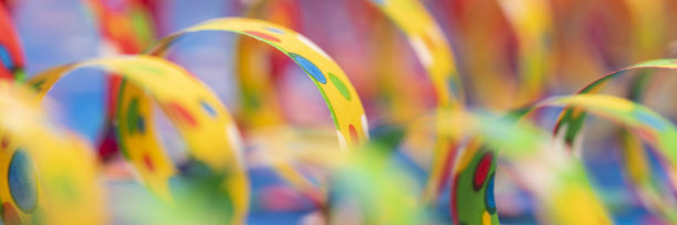 嘉年华派对上五彩缤纷的彩纸彩带图片下载