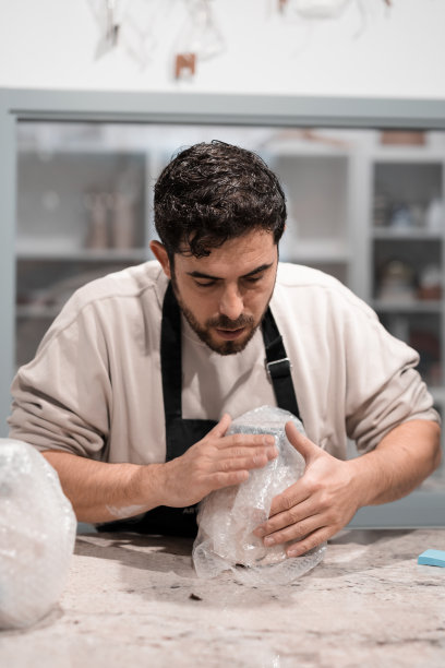 工艺品店里的店主用气泡纸包装礼物。图片下载