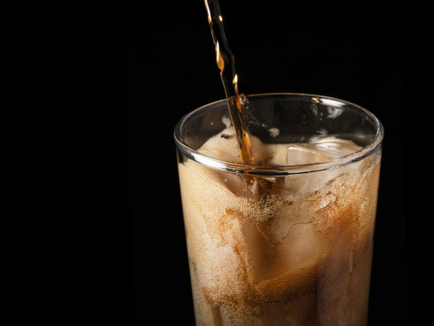 特写黑色背景中孤立的冰可乐图片下载