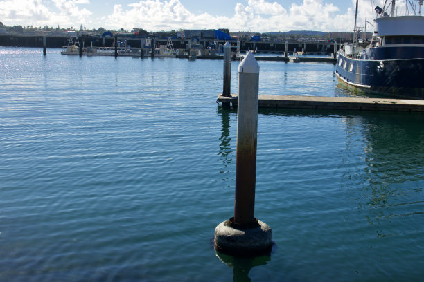 港口的混凝土塔，供游艇停泊图片下载