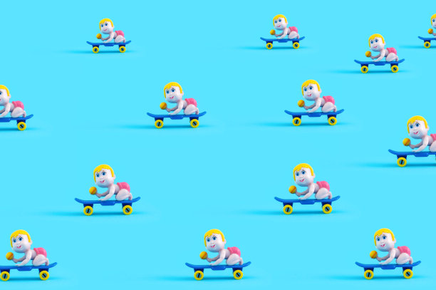 一个婴儿在滑板玩具上的特写孤立在蓝色背景上图片下载