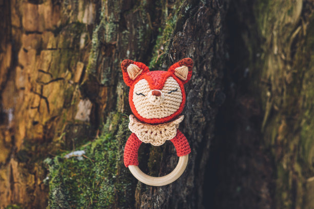 特写的手工狐狸玩具从木材和羊毛在树上图片下载