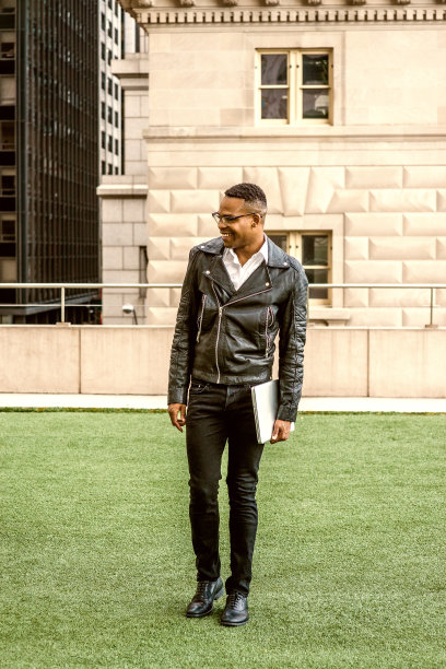 年轻的黑人男子站在纽约市的户外图片下载