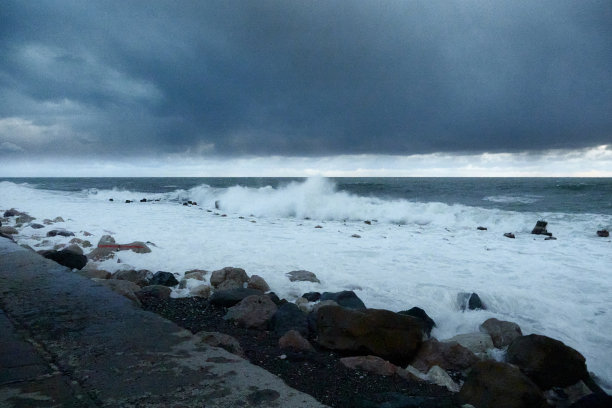 晚上的照片。海上的风暴。台风。夜间海上冲浪。图片下载