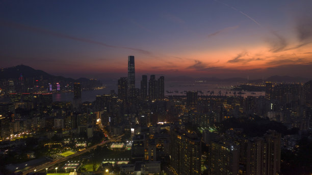 香港九龙的城市景观，天空的余辉映在大地的地平线上图片下载
