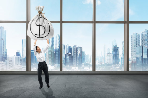 亚洲女商人站在手里拿着美元钱袋图片下载